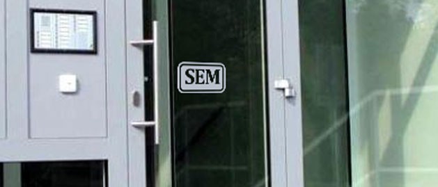 Samolepka na dvere s oznaenm otvrania dver sem, polep na stnu a nbytek