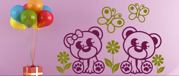 dva medvedci s kvetinami