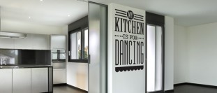 Samolepka na stenu s textom - Kitchen is for dancing, polep na stnu a nbytek
